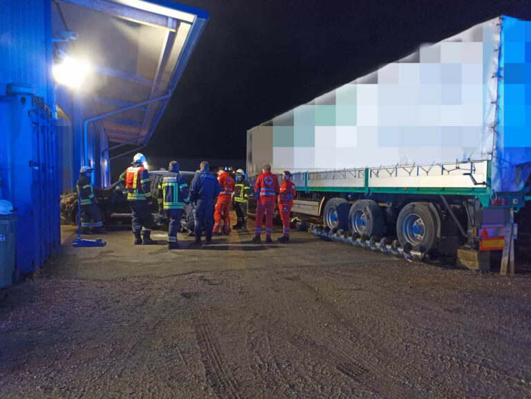 Fahrzeugbrand im Gewerbepark